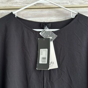 NWT RUTI feminine top with key hole sleeves